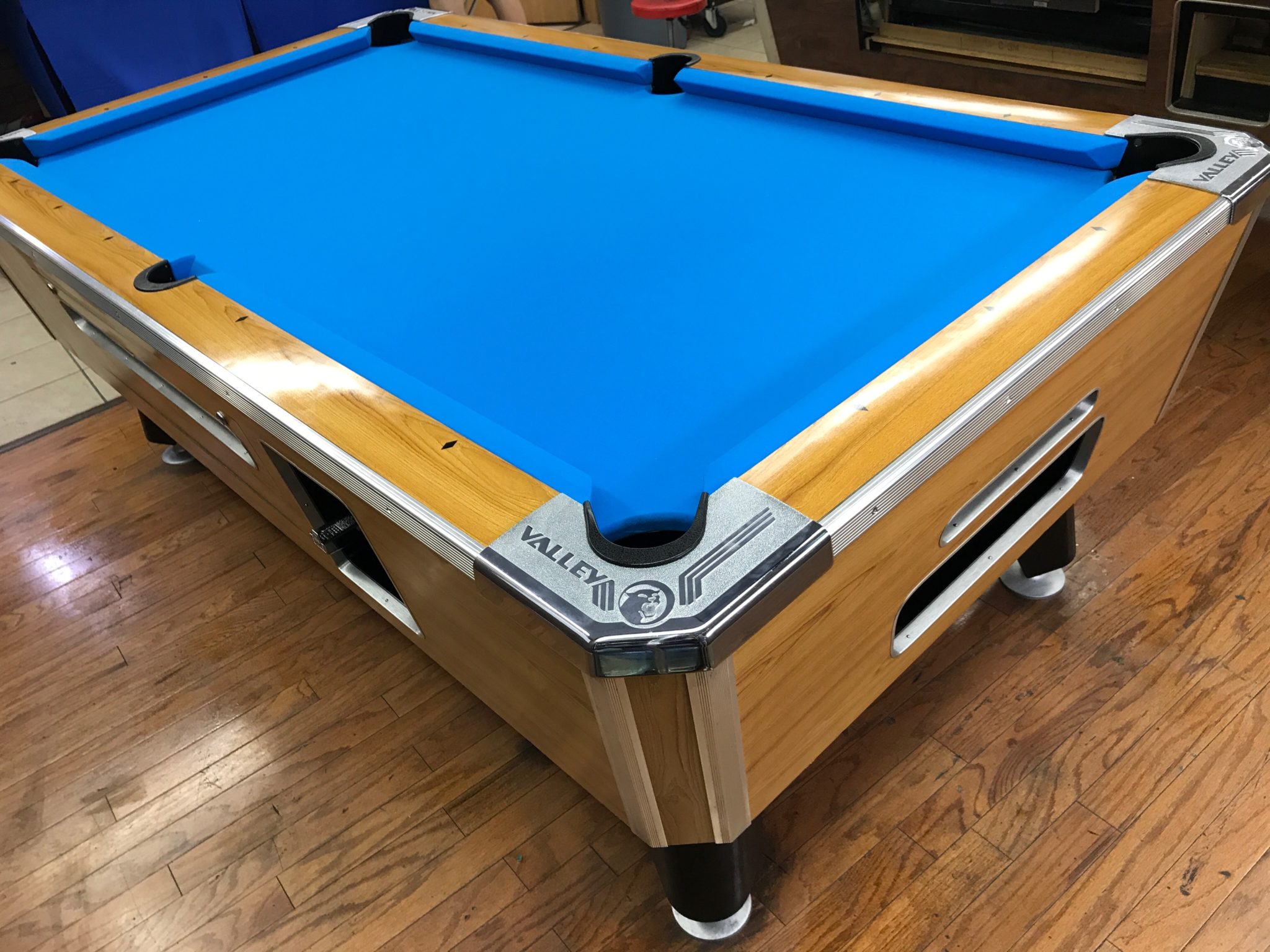 Coin Operated Bar Pool Table
